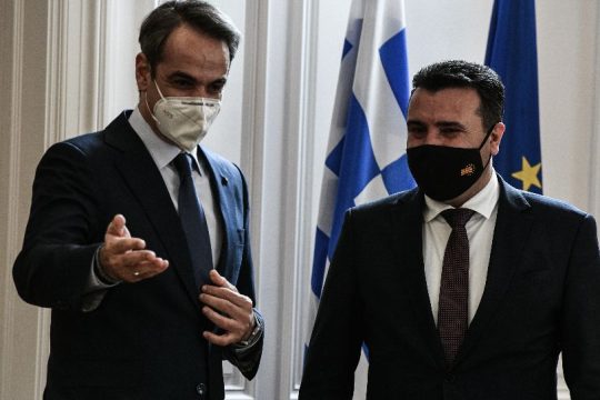 Πώς τη λένε τη χώρα πάνω και αριστερά;
