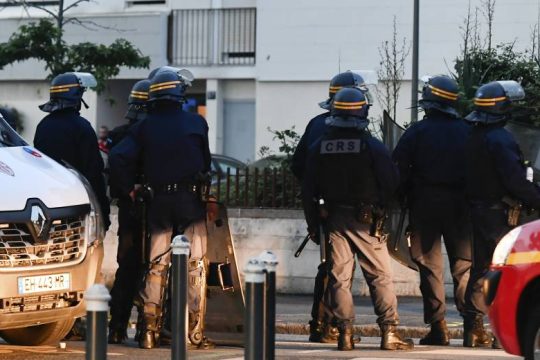 Νεκρός ο δράστης της επίθεσης στη Γαλλία, σε κρίσιμη κατάσταση η αστυνομικός