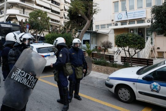 Ελεύθεροι με περιοριστικούς όρους οι 5 της Ν.Σμύρνης για το μαχαίρωμα 60χρονου