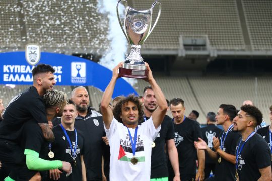 Ο Ουάρντα σήκωσε το Κύπελλο στέλνοντας μήνυμα για Ελεύθερη Παλαιστίνη