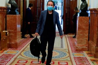 Γιατί χαίρεται και χαμογελά η Δεξιά;