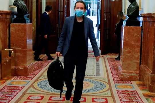 Γιατί χαίρεται και χαμογελά η Δεξιά;