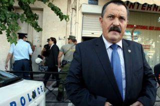 Διαψεύδει ότι διαπραγματεύεται με τον χρυσαυγίτη Παππά η κυβέρνηση