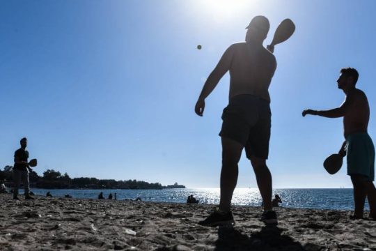 Στα ύψη ο υδράργυρος, στις παραλίες οι Κρητικοί
