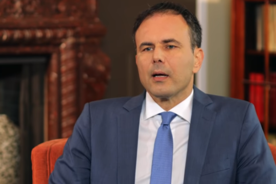 Διδακτορικό ίσον… τεμπελιά σύμφωνα με τον στενό σύμβουλο του πρωθυπουργού