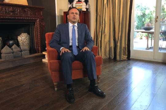 Άτακτη υποχώρηση Πατέλη και «συγγνώμη» για τους… τεμπέληδες με διδακτορικό
