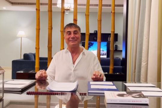 Ο Τούρκος μαφιόζος που έχει ανάψει φωτιές στον Ερντογάν μέσω Youtube