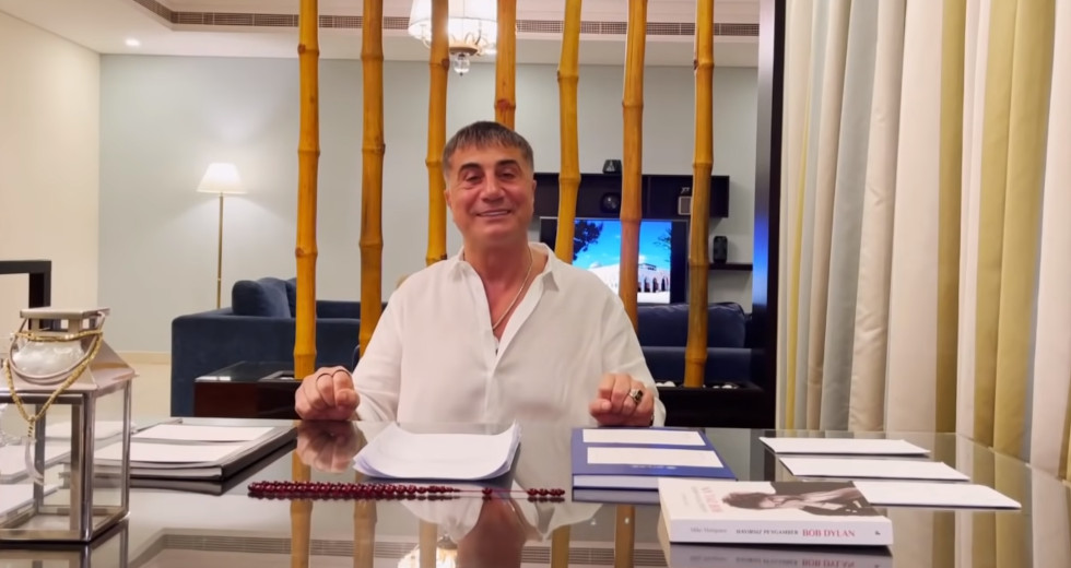 Ο Τούρκος μαφιόζος που έχει ανάψει φωτιές στον Ερντογάν μέσω Youtube