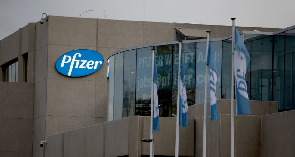 «Όχι» λέει η Pfizer στην άρση των πατεντών για τα εμβόλια