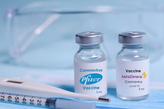 Στο μικροσκόπιο έρευνας για μεταλλάξεις τα εμβόλια Pfizer και AstraZeneca