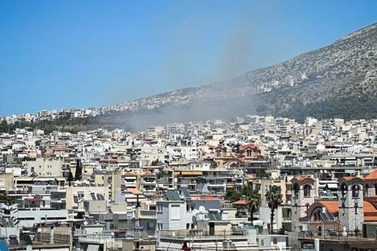 Ενισχύονται οι δυνάμεις της Πυροσβεστικής στην πυρκαγιά σε αλσύλλιο στην Αργυρούπολη