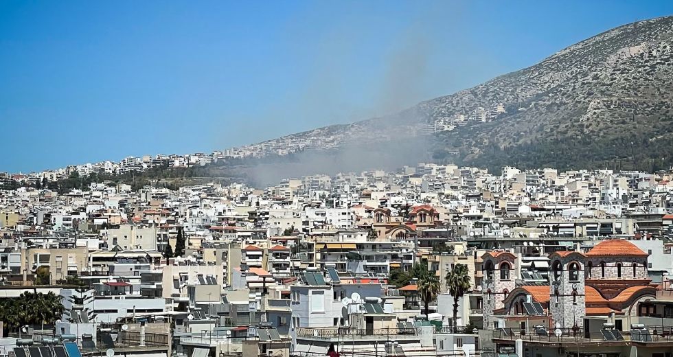 Ενισχύονται οι δυνάμεις της Πυροσβεστικής στην πυρκαγιά σε αλσύλλιο στην Αργυρούπολη