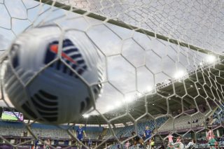 Μαίνεται ο πόλεμος UEFA και «τριών»