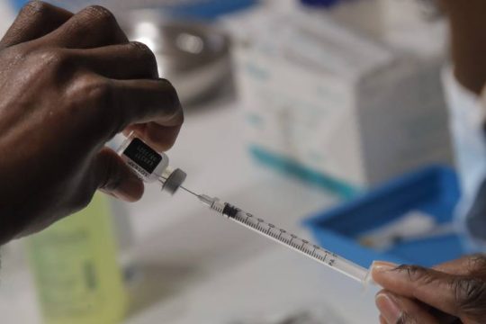 Die Welt: Καθυστερήσεις σε παραγγελία εμβολίων Pfizer για την Ε.Ε. από τη Γαλλία