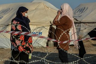 Σε ιδιώτες το έργο-μαμούθ της διαχείρισης του προσφυγικού