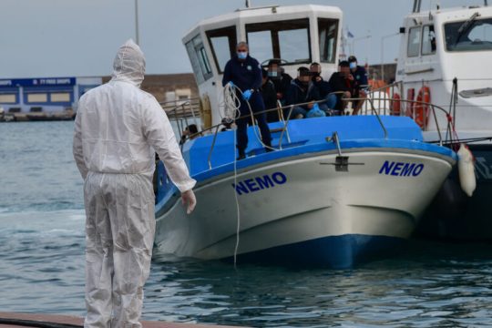 Οδύσσεια σε θάλασσα και ξηρά για 182 πρόσφυγες