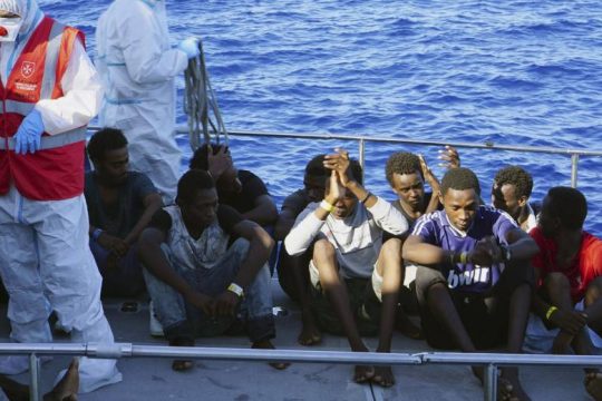 Eκατοντάδες πρόσφυγες και μετανάστες έφτασαν στην Λαμπεντούζα από χθες