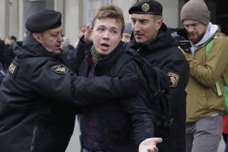 Ενας δημοσιογράφος μάς κοιτάζει
