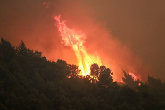 Πύρινη κόλαση στην Κορινθία – Νύχτα αγωνίας για τους κατοίκους