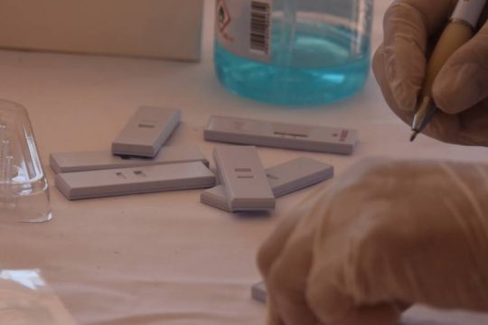 ΣΥΡΙΖΑ: Ανεπάρκεια δομών και διαγνωστικών τεστ στα νησιά για κατοίκους και τουρίστες