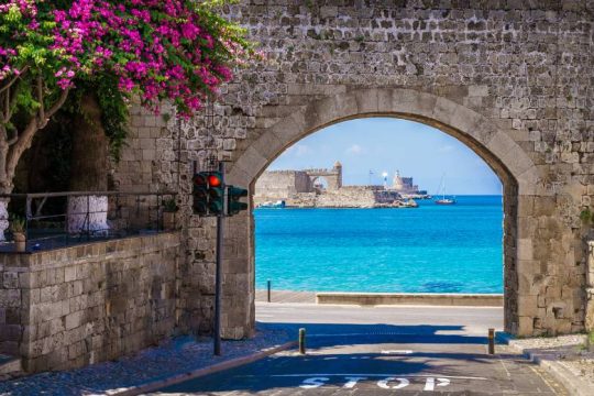 Πώς θα ανοίξει ο τουρισμός μας; Ποιους τουρίστες περιμένουμε;