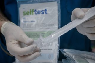 «Μαδάμε μαργαρίτες για το αν θα βρούμε ή όχι τον ΑΜΚΑ μας ενεργό, ψάχνοντας την τύχη μας με τα self-tests»