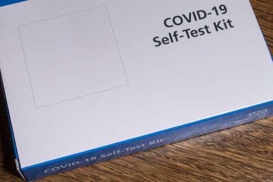 ΣΥΡΙΖΑ: Γιατί μειώθηκαν στο μισό τα δωρεάν self tests σε μαθητές;