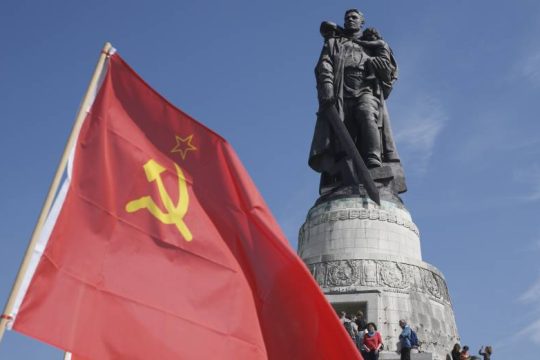 Το σφυροδρέπανο ήταν εκείνο που ανέμιζε στο Βερολίνο και όχι κάτι άλλο…