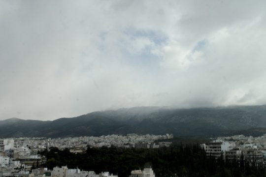 Θερμοκρασία σε μικρή πτώση, βροχές στα βόρεια, άνεμοι στα πελάγη