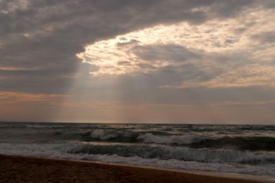 Ηλιοφάνεια σχεδόν σε όλη τη χώρα, τοπικές βροχές σε Στερεά και Θεσσαλία