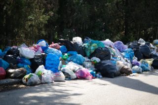 Για πάντα σκουπιδότοπος η Μαυροράχη κι ας αντιδρά ο κόσμος της