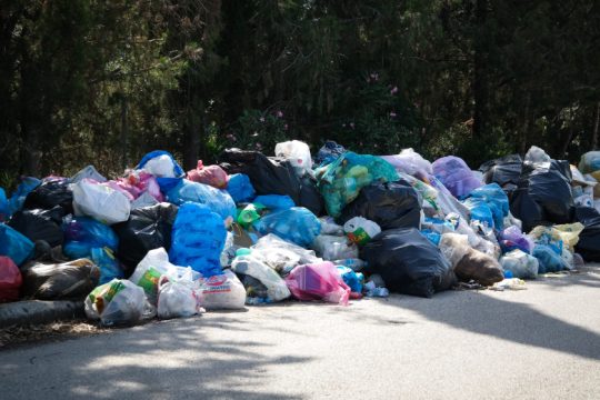 Για πάντα σκουπιδότοπος η Μαυροράχη κι ας αντιδρά ο κόσμος της