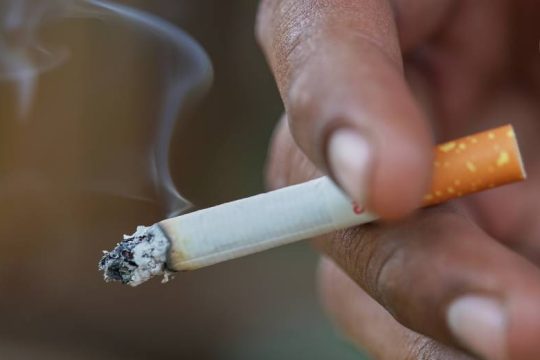 Σε ιστορικό υψηλό 1,1 δισ. ατόμων έφτασε ο αριθμός των καπνιστών