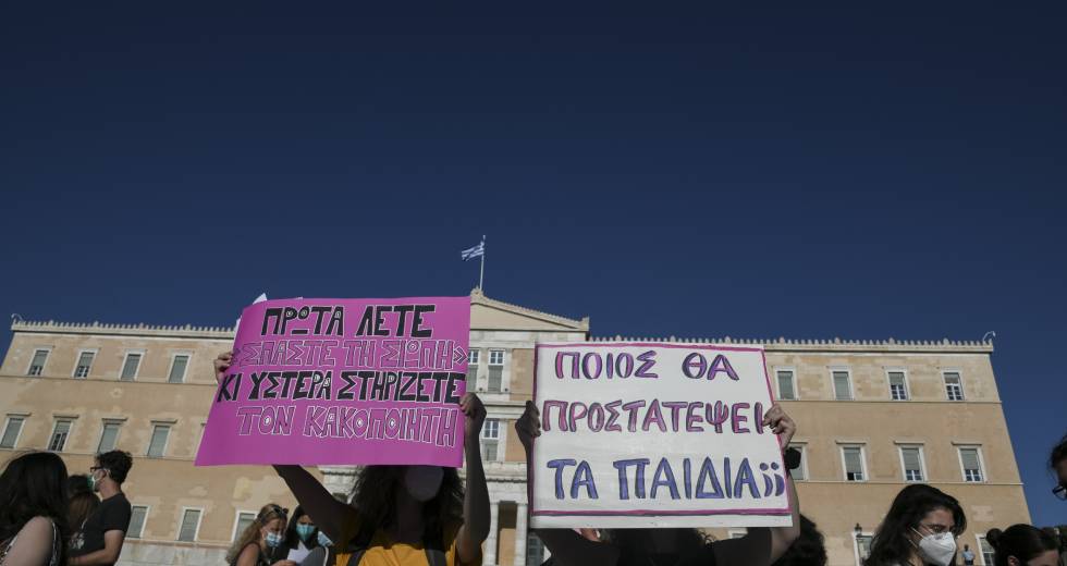 112 οργανώσεις ζητούν απ’ τον Μητσοτάκη να αποσύρει το νομοσχέδιο για τη συνεπιμέλεια