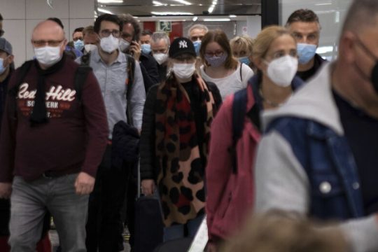 Επικίνδυνα τα διεθνή ταξίδια σύμφωνα με τον ΠΟΥ