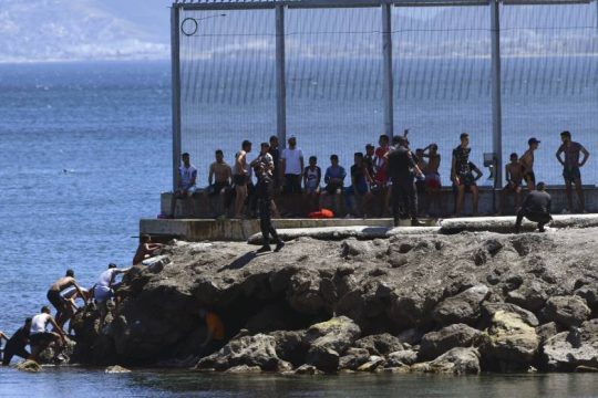 Χιλιάδες πρόσφυγες έφτασαν από χθες στην Ισπανία, που τους «επιστρέφει» στο Μαρόκο