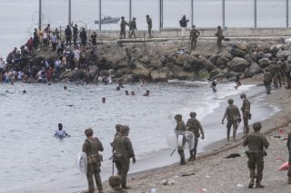 Ξαφνικό… τσουνάμι μεταναστών στη Θέουτα και μαζικές απελάσεις