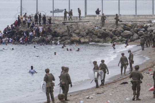 Ξαφνικό… τσουνάμι μεταναστών στη Θέουτα και μαζικές απελάσεις