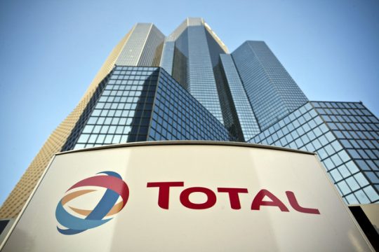 Η Total «τιμωρεί» διαφημιστικά την Le Monde για αποκαλυπτικό ρεπορτάζ