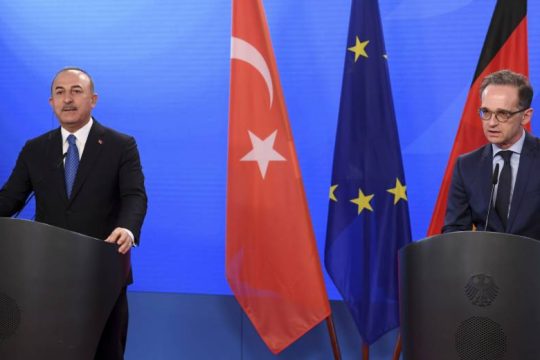 Στον διάλογο επιμένει ο Μάας, την Ελλάδα κατηγορεί ο Τσαβούσογλου
