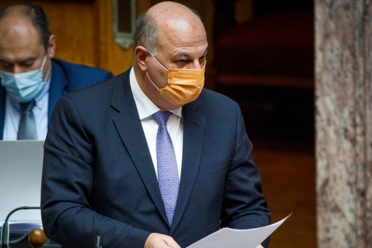 Φίλια πυρά κατά Τσιάρα στη Βουλή για τη συνεπιμέλεια