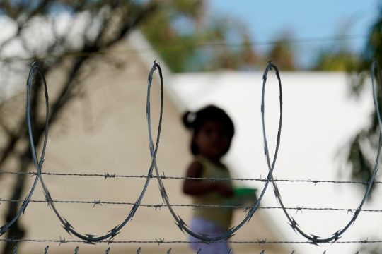 ΗΠΑ: Απάνθρωπες συνθήκες στους καταυλισμούς ασύλου για τα ασυνόδευτα παιδιά