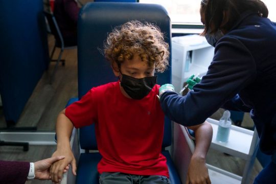 Φουντώνει η συζήτηση για τον εμβολιασμό εφήβων έναντι του Covid-19