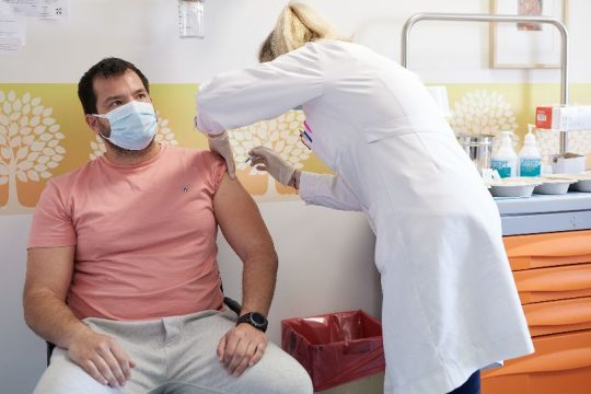 Τα συμπτώματα μετά το εμβόλιο – Το χρονοδιάγραμμα της μάσκας