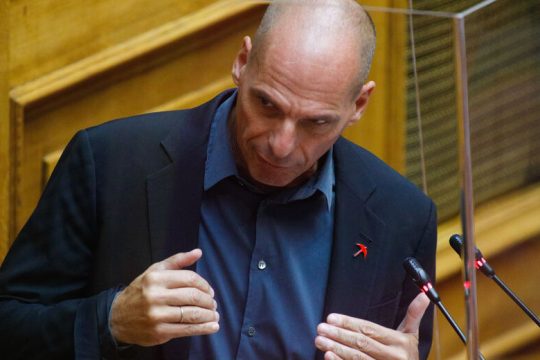 Επίθεση Βαρουφάκη για τα εγκαίνια των αεροδρομίων