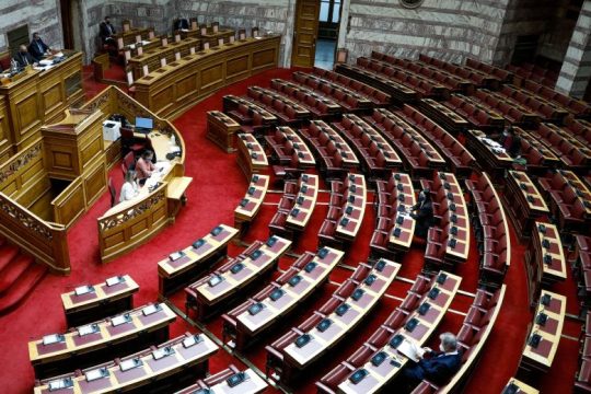 Χαλάρωση των μέτρων αλλά η Βουλή παραμένει σε «καραντίνα»