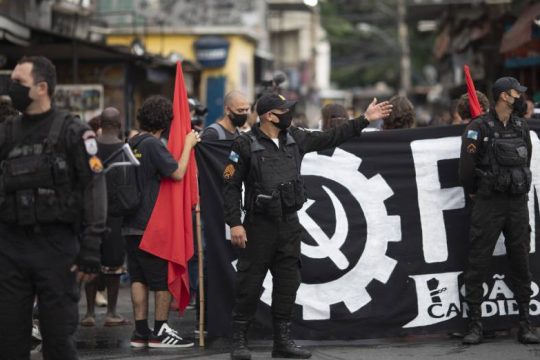 Διαδηλωτές κατά της αστυνομίας στη Βραζιλία: «Σταματήστε να μας σκοτώνετε»