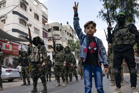 Μαχητές της Χαμάς με καλυμμένα τα πρόσωπα παρελαύνουν στη Λωρίδα της Γάζας