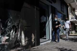 Επίθεση σε επιχειρήσεις της συζύγου Χαρδαλιά