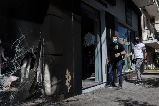 Επίθεση σε επιχειρήσεις της συζύγου Χαρδαλιά